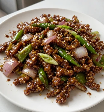 Chilli beef with green pepper and red onion
